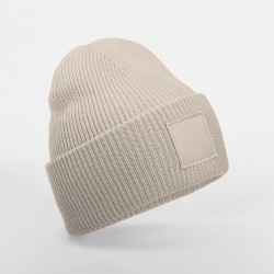 Bonnet à large revers avec patch ton sur ton